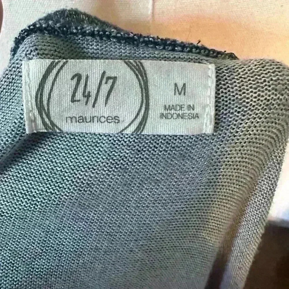 Women’s 3/4 sleeve lightweight shirt. Size medium. Non smoking home. - Picture 3 of 5